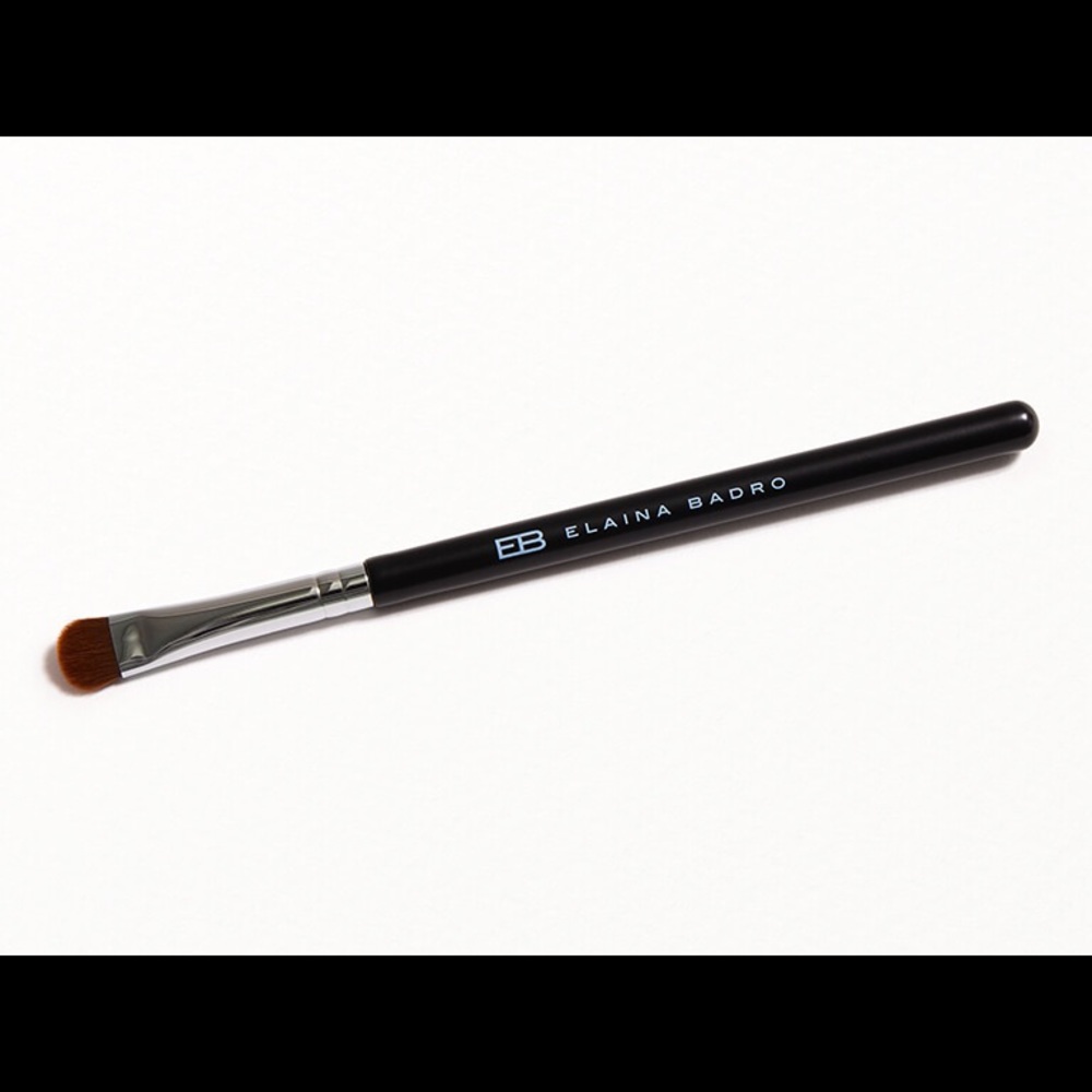 ELAINA BADRO Synthetic Fluff Brush - New